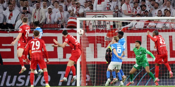 德甲争冠关键时刻：弗赖堡错失良机，特雷乌推射偏出引发热议