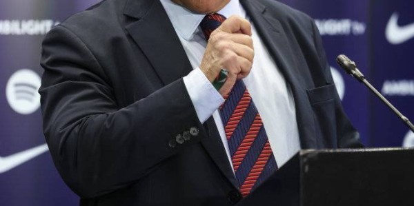 巴萨主席“带伤”出征？拉波尔塔肿眼亮相马德里引爆关注