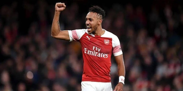 他是德甲英超双料射手王，撑起一支国家队16年，结局却被整个国家抛弃